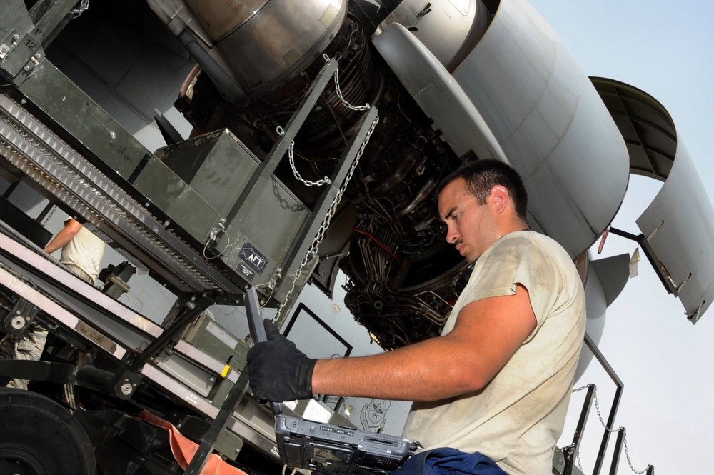 C-17 Globemaster III engine change