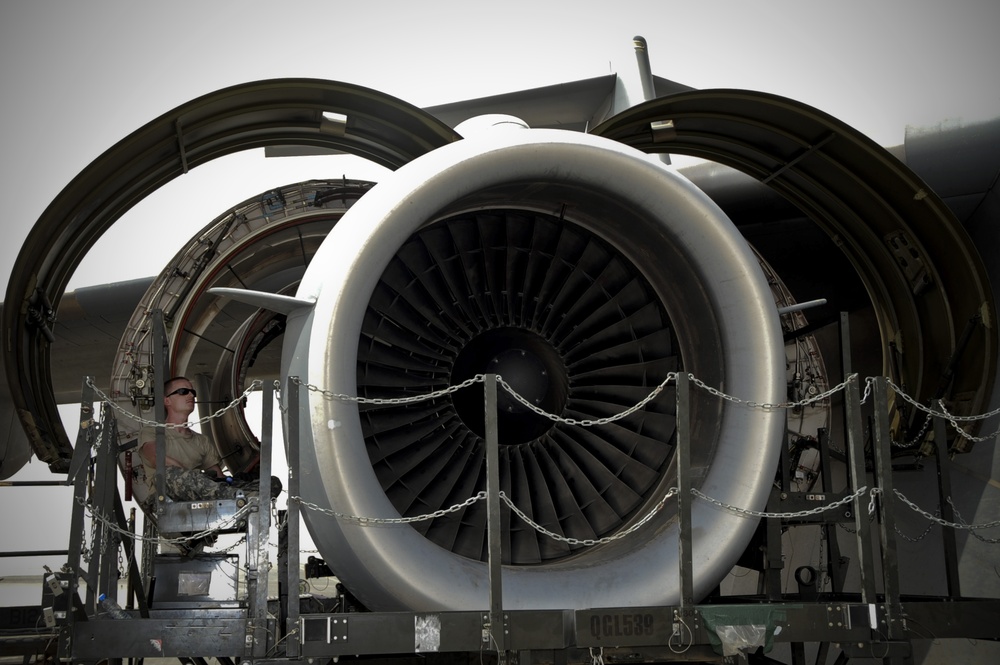 C-17 Globemaster III engine change