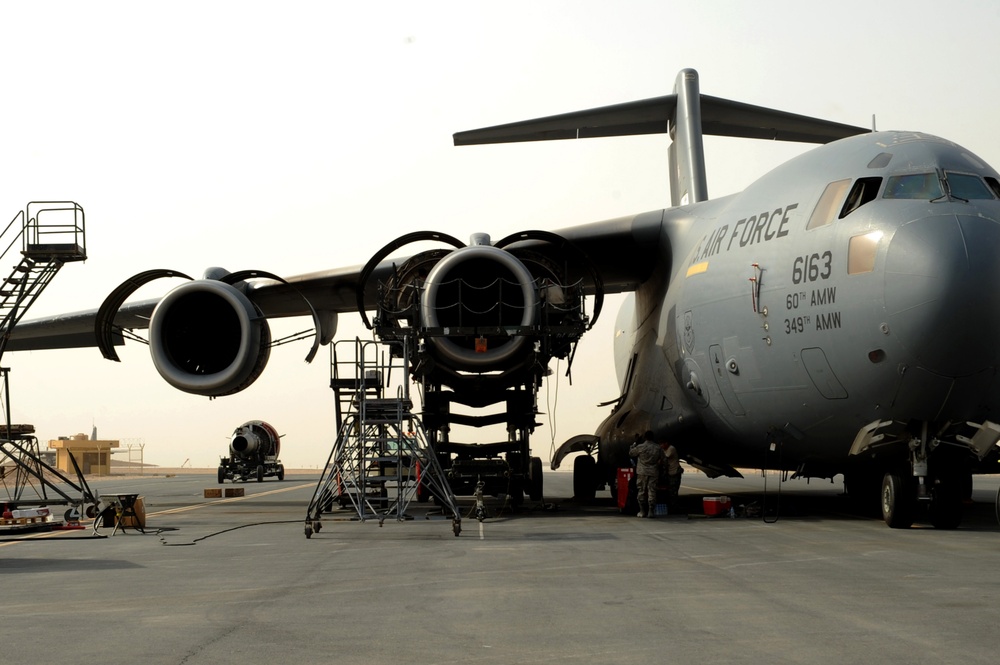 C-17 Globemaster III engine change