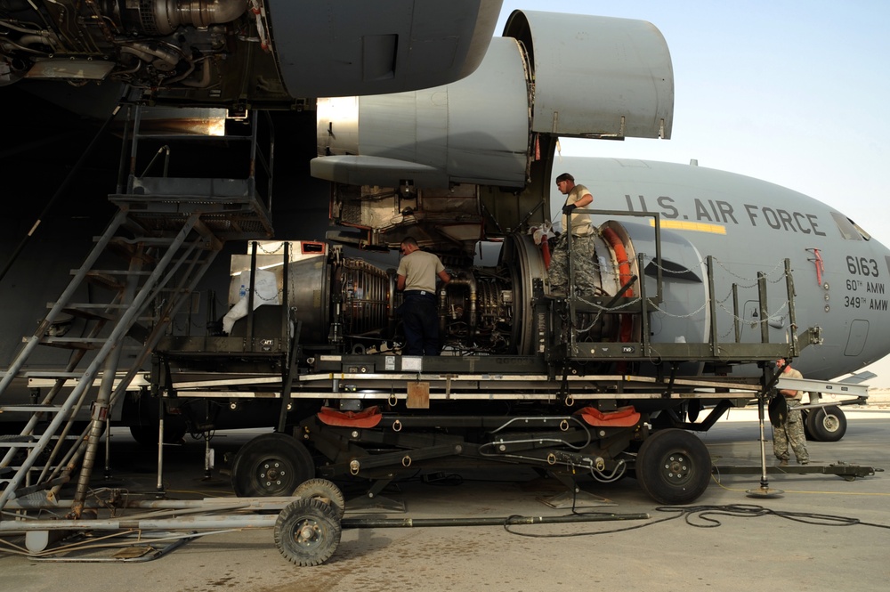 C-17 Globemaster III engine change