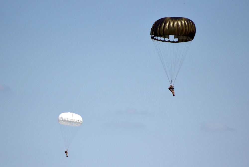 101st Airborne Division airshow thrills spectators