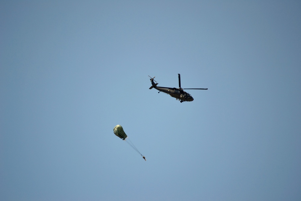 101st Airborne Division airshow thrills spectators