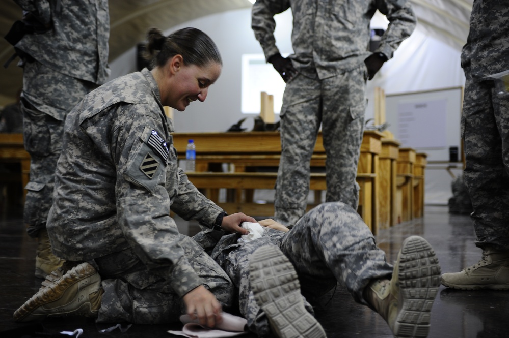 Sledgehammer soldiers conduct Advanced Bleeding Training in Kuwait