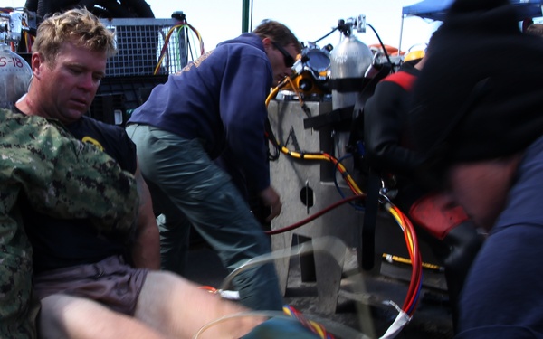 US Navy divers search for the remains of 5 un-accounted for service members from 1942