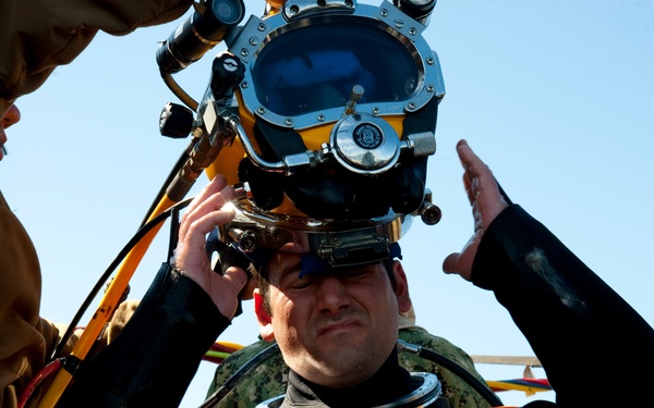 US Navy divers search for the remains of 5 un-accounted for service members from 1942