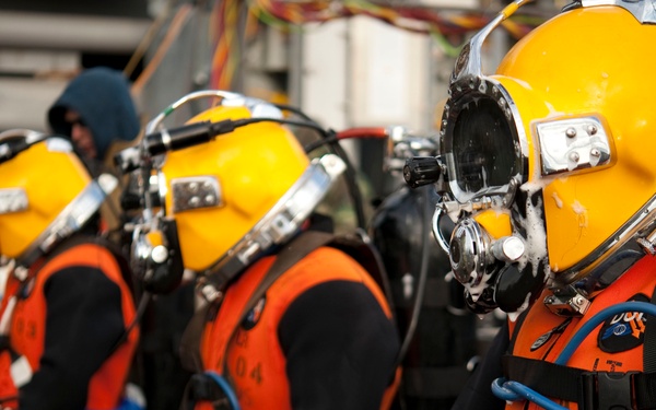 US Navy divers search for the remains of 5 un-accounted for service members from 1942