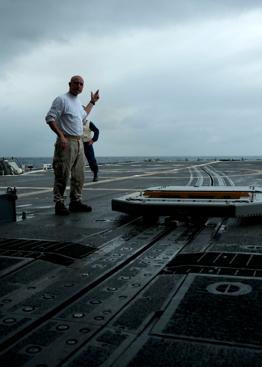 Vertical replenishment with USNS Sacagawea