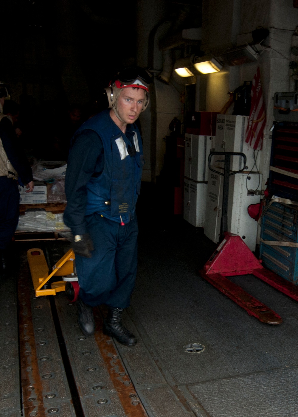 Vertical replenishment with USNS Sacagawea