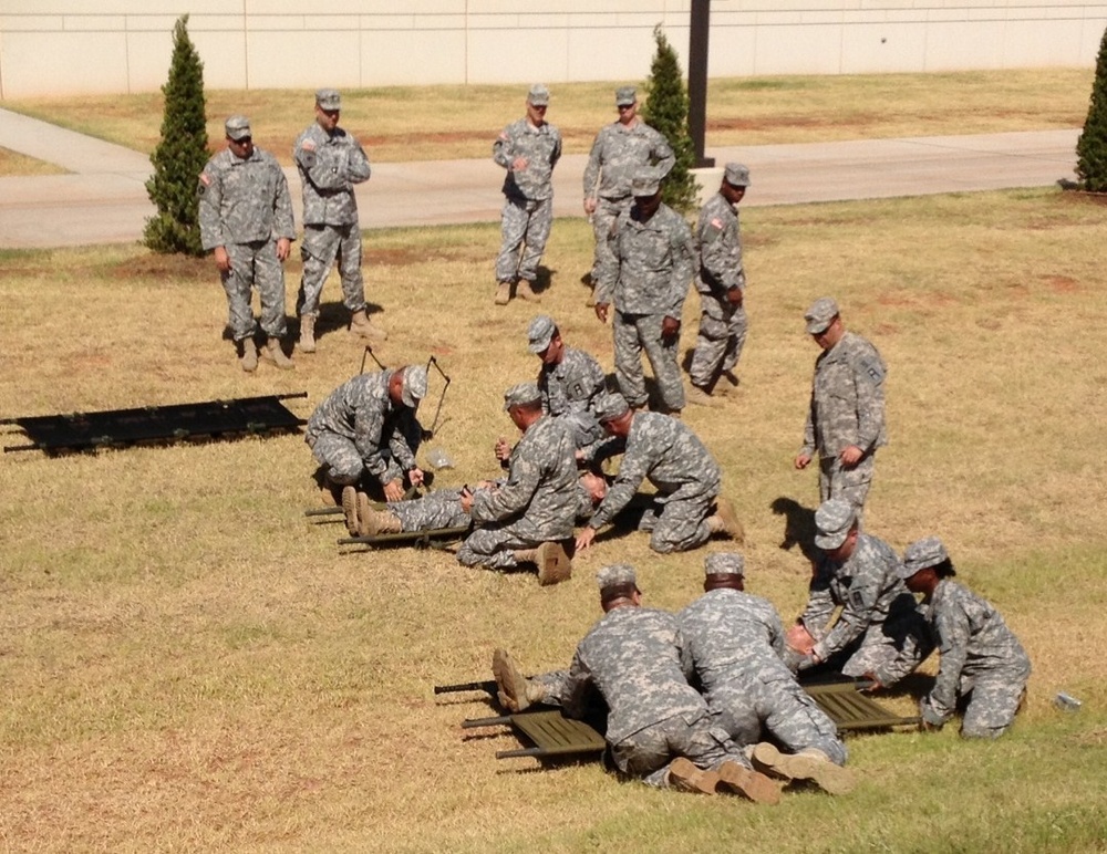 Medical Training Task Force soldiers conduct combat lifesaver training for Division West Reservists