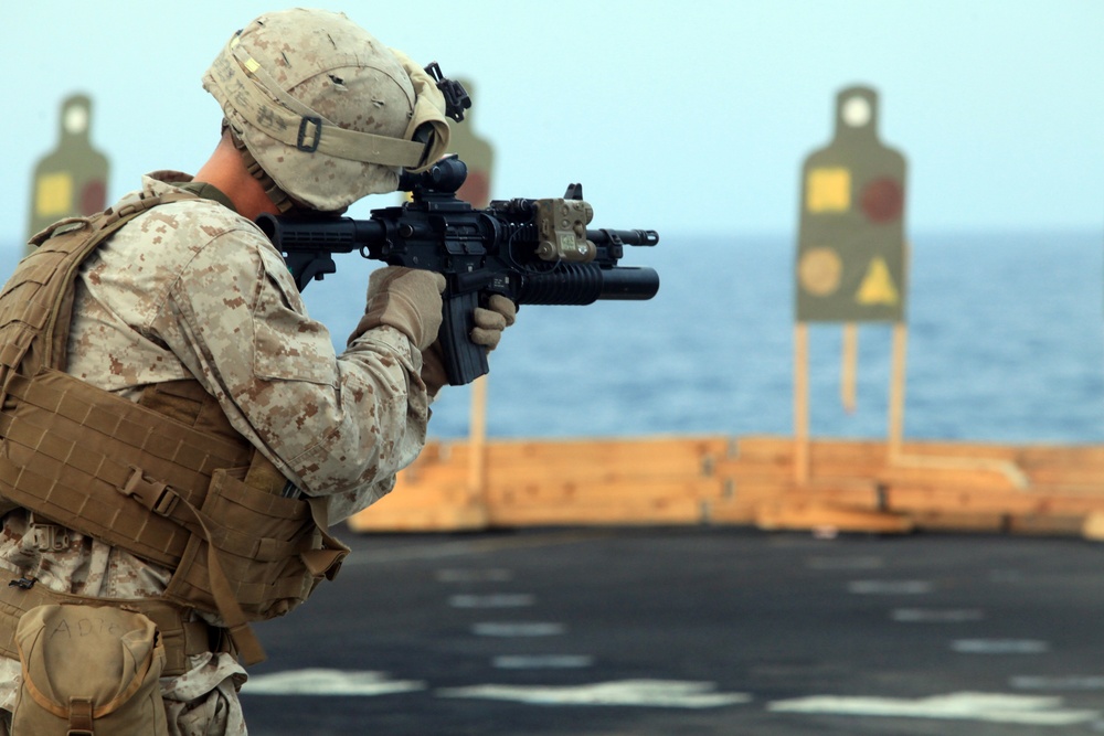 Marines conduct rifle shoot