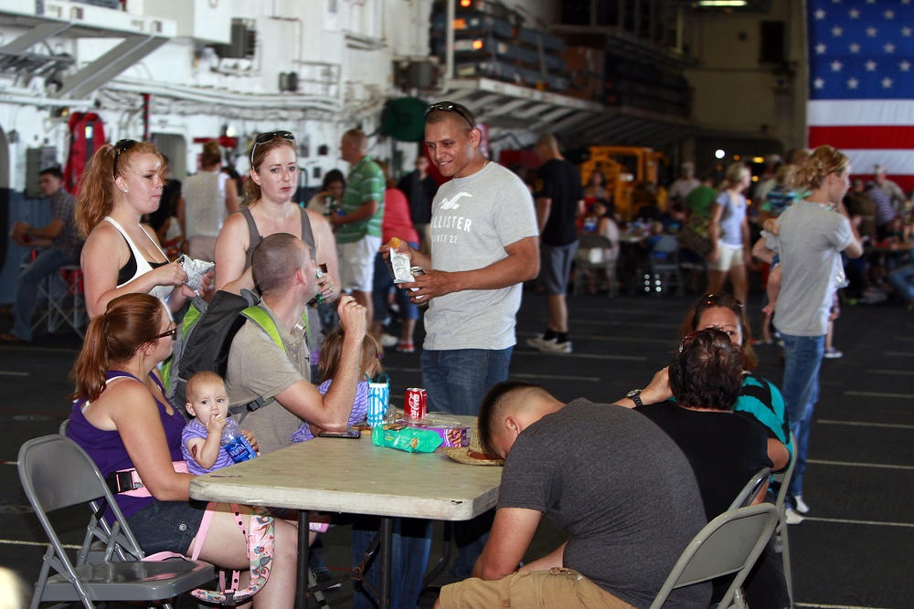 15th MEU welcomes families aboard USS Peleliu
