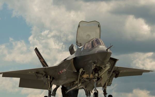 Yuma gets F-35B Sneak Peak