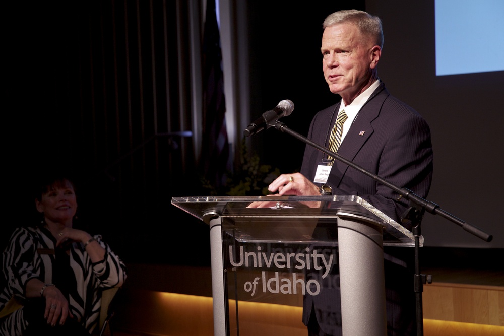 Amos speaks during commencement dinner