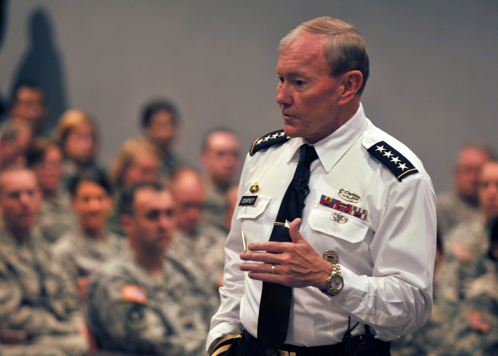 Senior military leader visits Minnesota Soldiers and Airmen