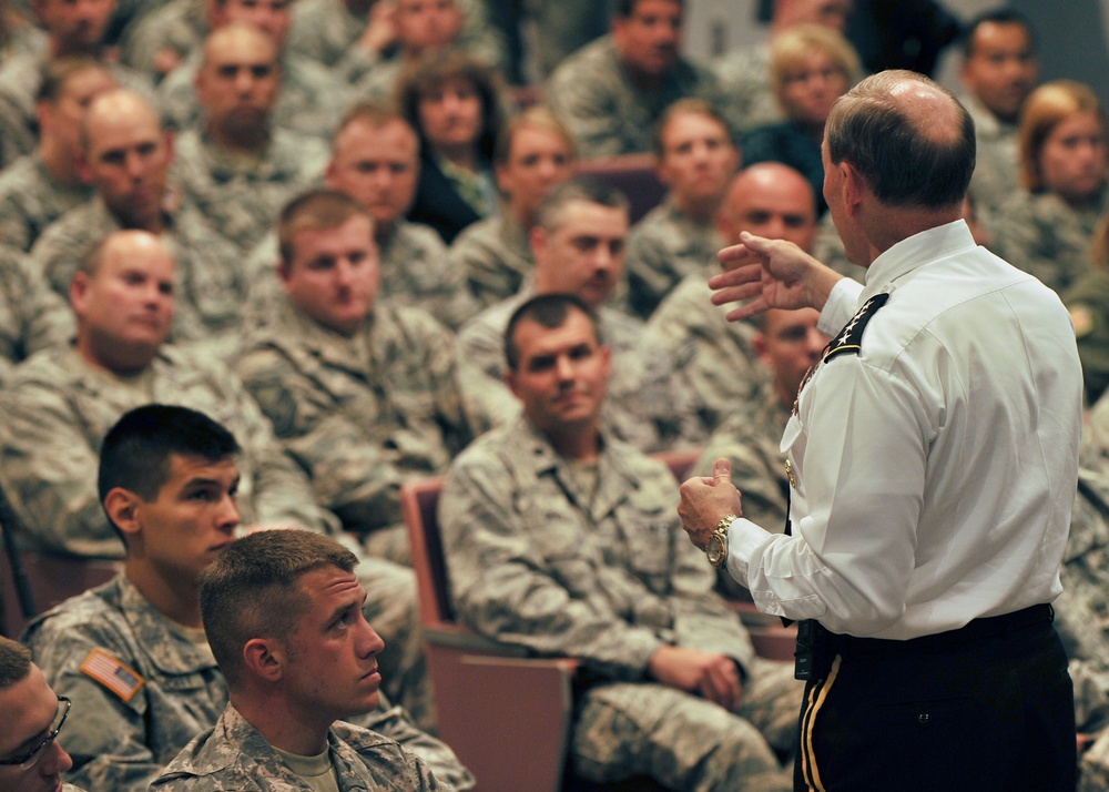 Senior military leader visits Minnesota soldiers and airmen