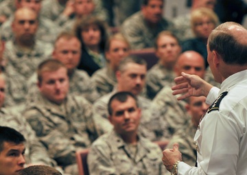 Senior military leader visits Minnesota soldiers and airmen