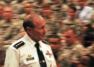 Senior military leader visits Minnesota soldiers and airmen