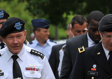 Senior military leader visits Minnesota soldiers and airmen