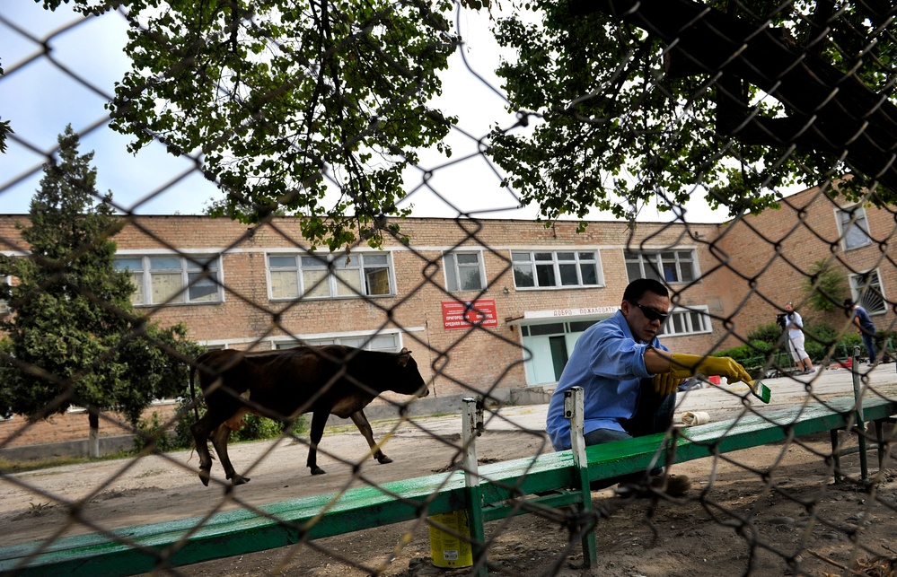 Transit Center airmen help beautify local Kyrgyz school