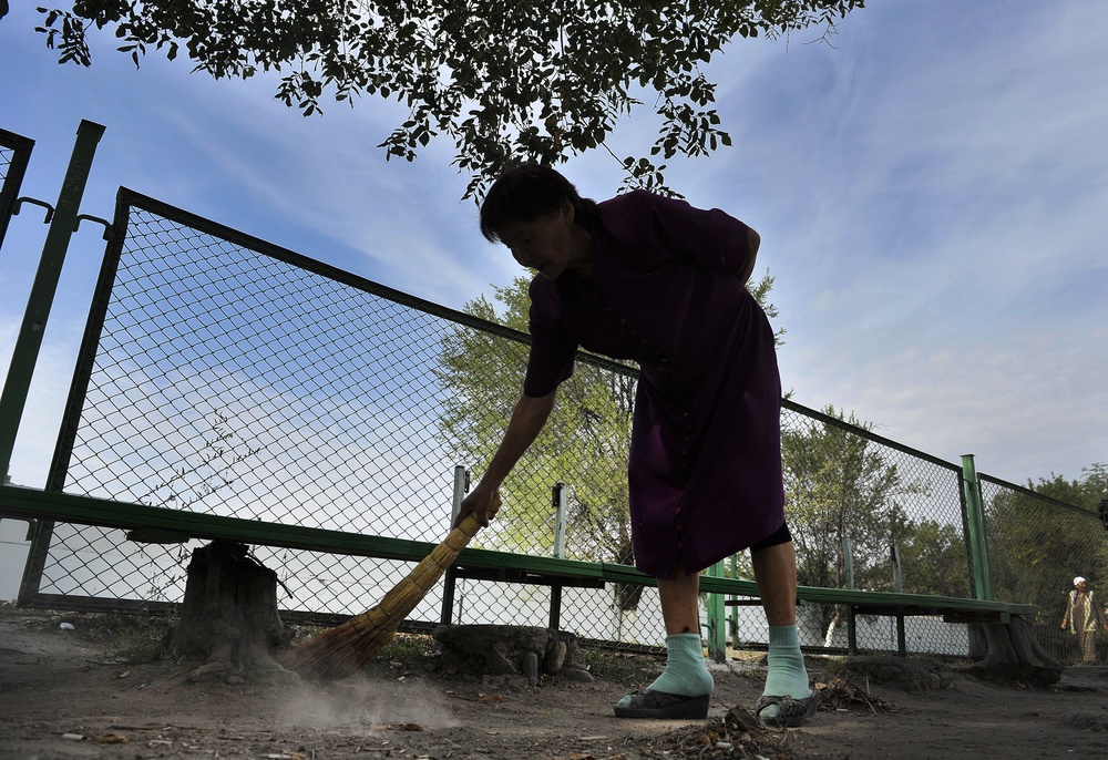 Transit Center airmen help beautify local Kyrgyz school