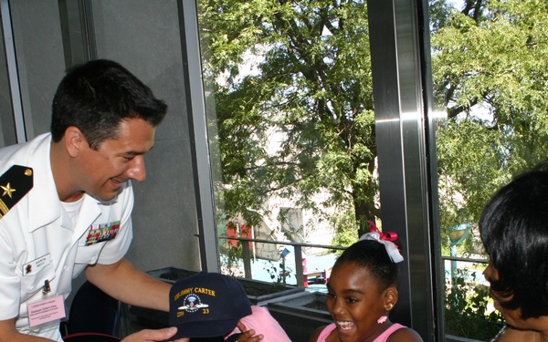 Sailors visit Chicago children's hospital