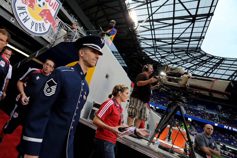 Air Force master sergeants sings national anthem