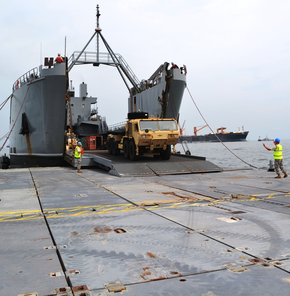 DVIDS - Images - Off loading the LSV-1 [Image 2 of 4]