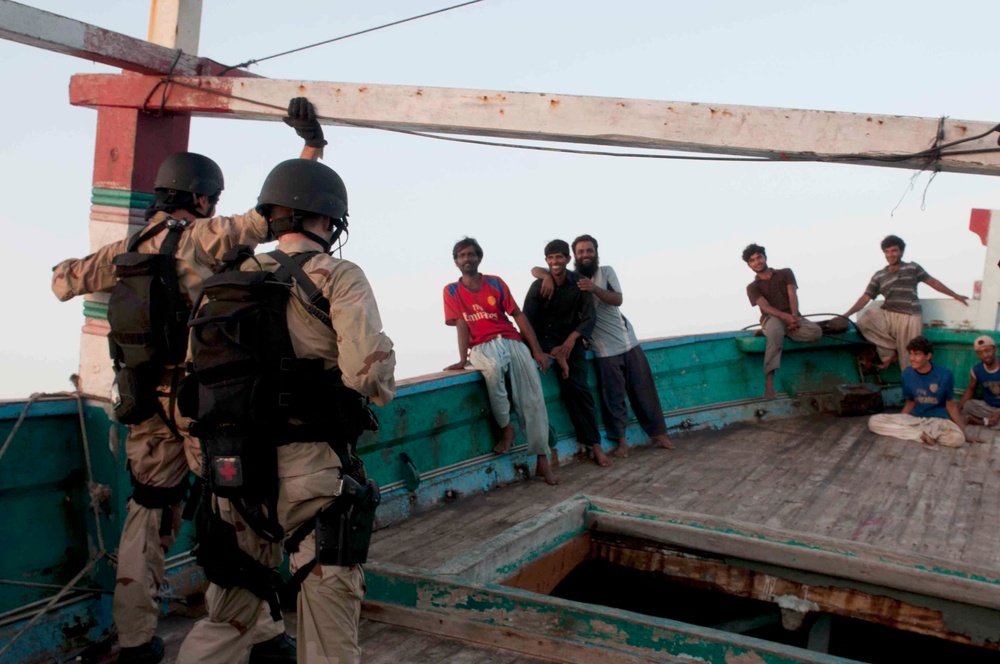 Sailors board Iranian-flagged dhow M/V Payam