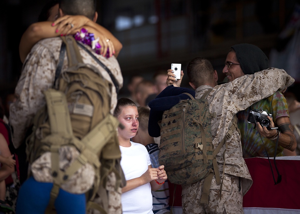 Daughter nervously awaits Marine father's return from Afghanistan