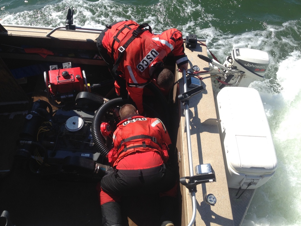 Coast Guard tows distressed vessel to Ilwaco, Wash.