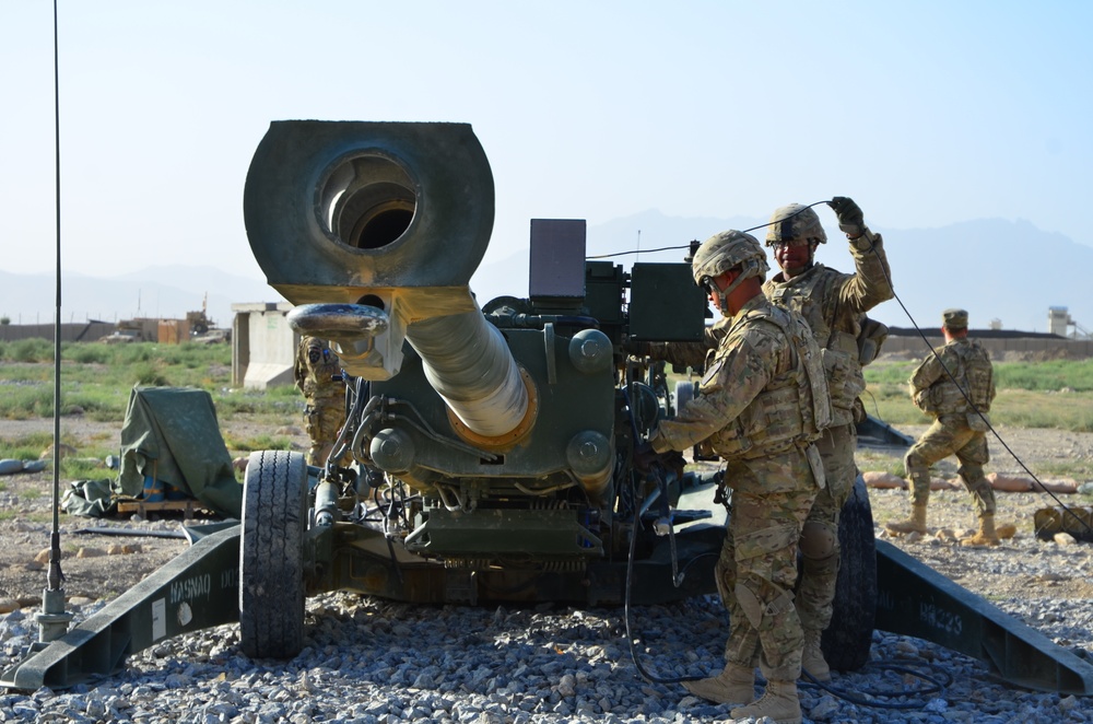 Red Lion soldiers fire M777s at FOB Al Masaak