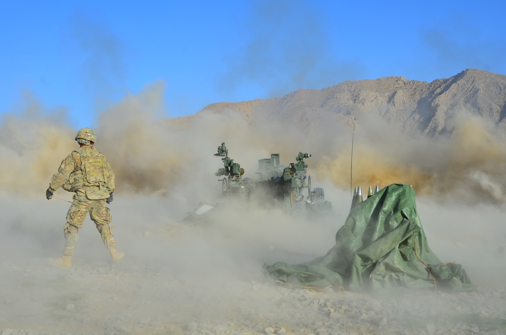 Red Lion soldiers fire M777s at FOB Al Masaak