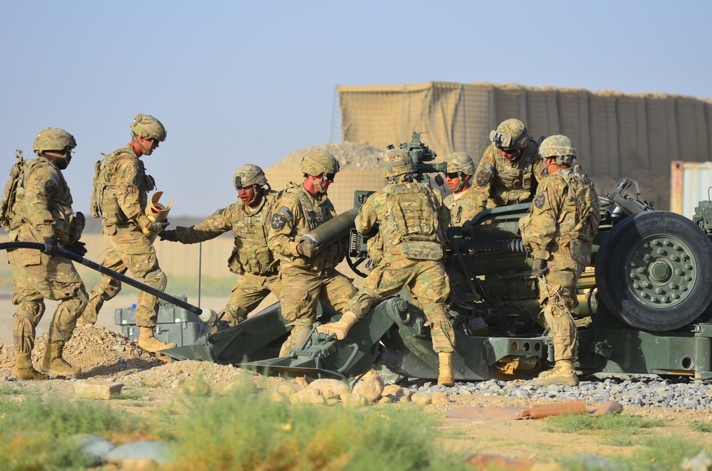 Red Lion soldiers fire M777s at FOB Al Masaak