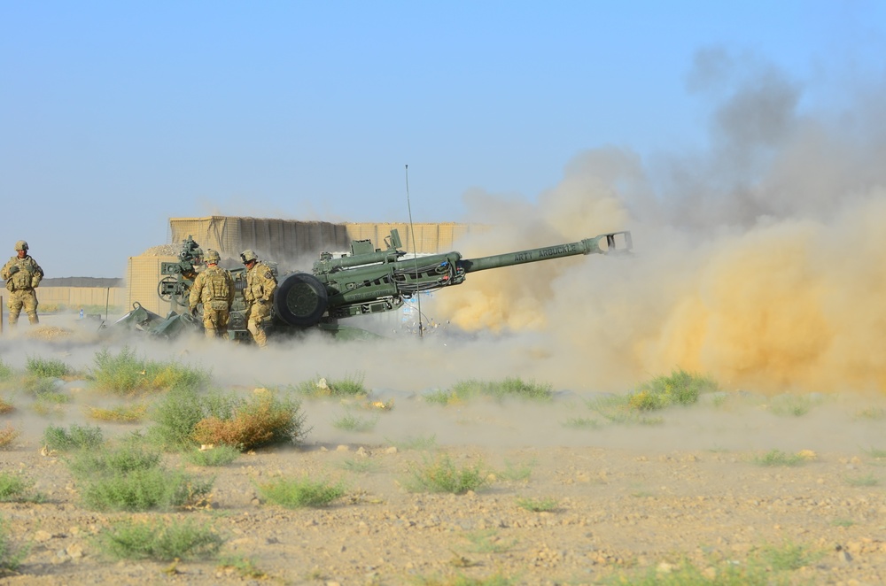 Red Lion soldiers fire M777s at FOB Al Masaak