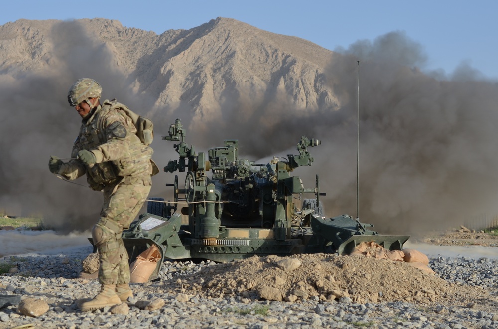 Red Lion soldiers fire M777s at FOB Al Masaak