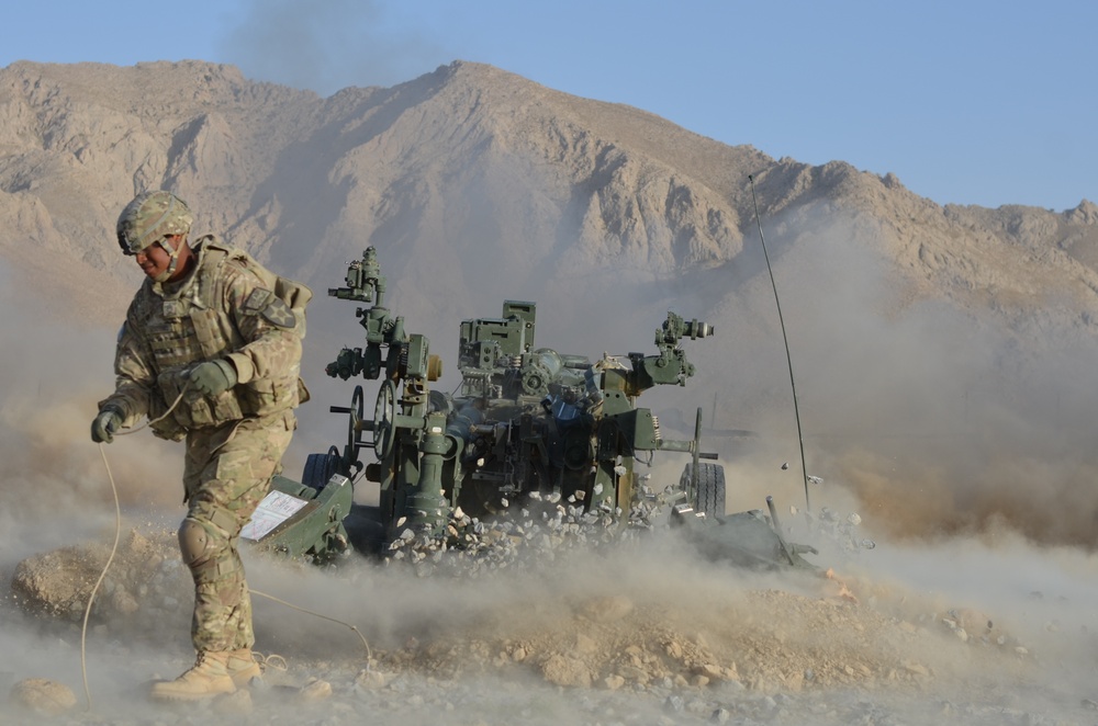 Red Lion soldiers fire M777s at FOB Al Masaak