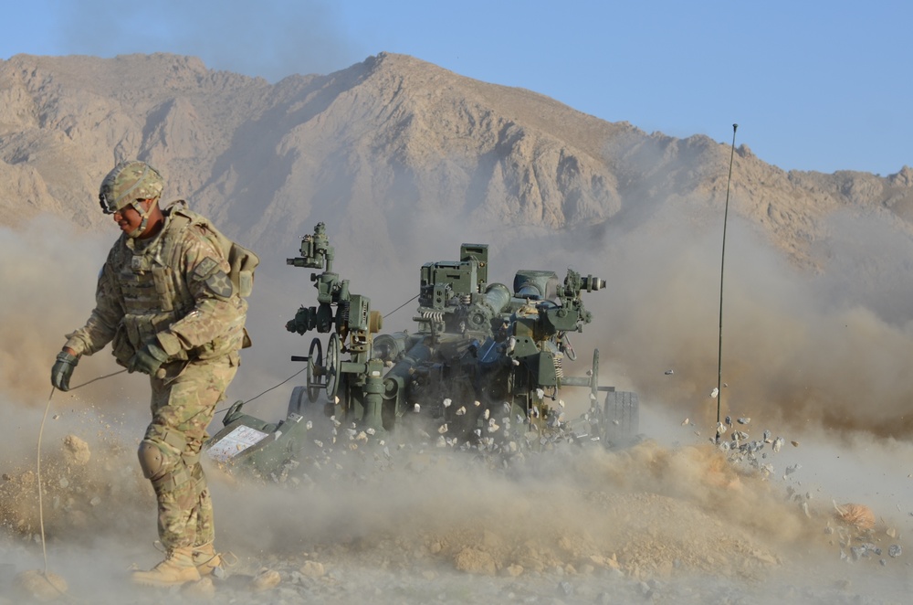 Red Lion soldiers fire M777s at FOB Al Masaak