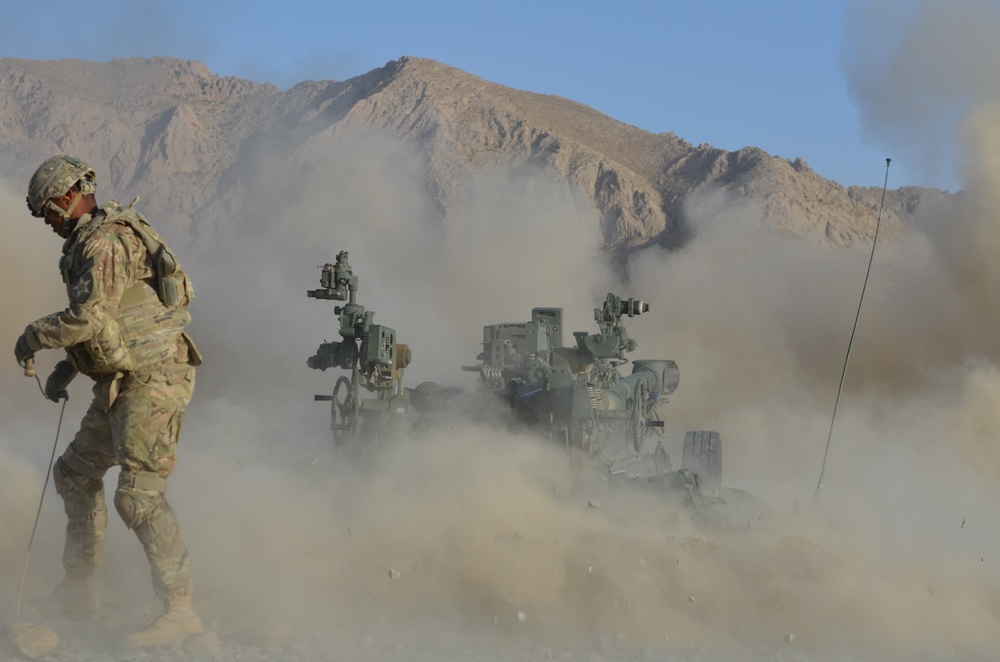 Red Lion soldiers fire M777s at FOB Al Masaak