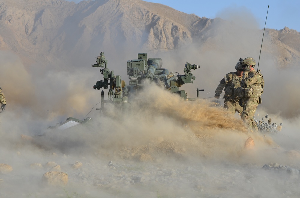 Red Lion soldiers fire M777s at FOB Al Masaak