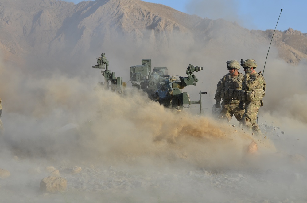 Red Lion soldiers fire M777s at FOB Al Masaak