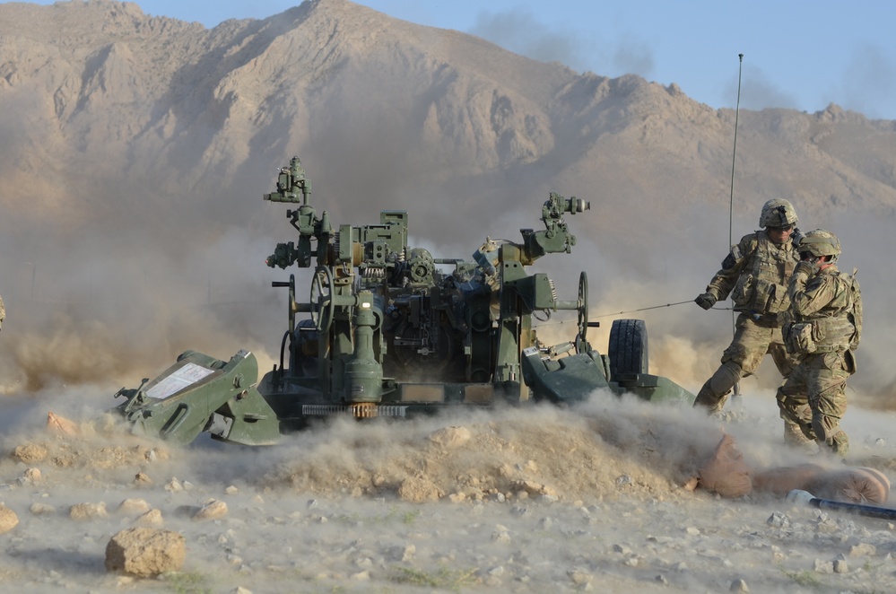 Red Lion soldiers fire M-777s at FOB Al Masaak