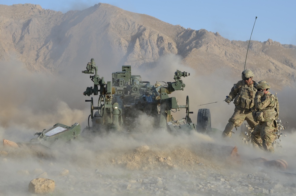 Red Lion soldiers fire M-777s at FOB Al Masaak