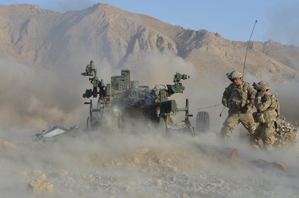 Red Lion soldiers fire M-777s at FOB Al Masaak