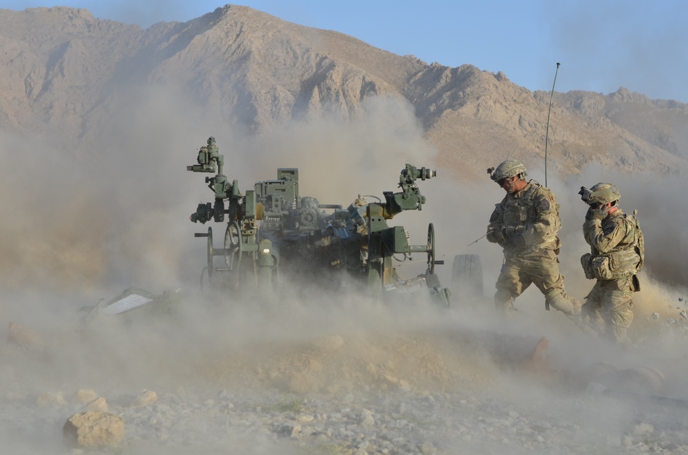 Red Lion soldiers fire M-777s at FOB Al Masaak