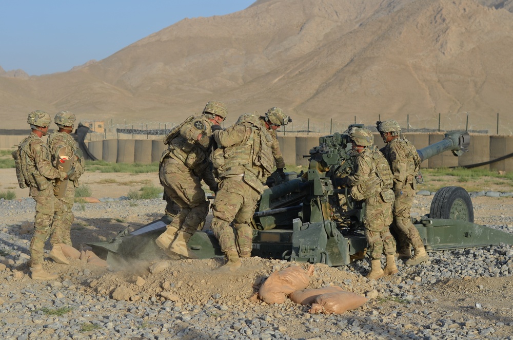 Red Lion soldiers fire M-777s at FOB Al Masaak