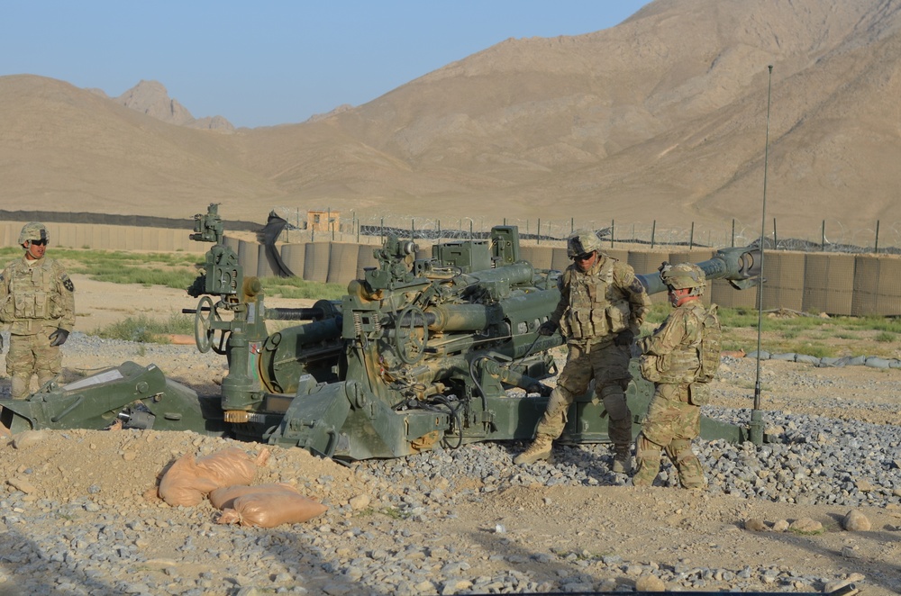 Red Lion soldiers fire M-777s at FOB Al Masaak