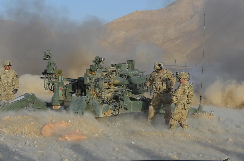 Red Lion soldiers fire M-777s at FOB Al Masaak