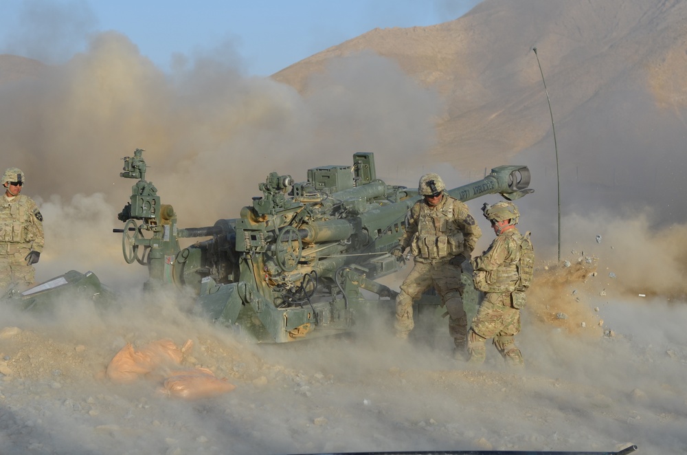 Red Lion soldiers fire M-777s at FOB Al Masaak