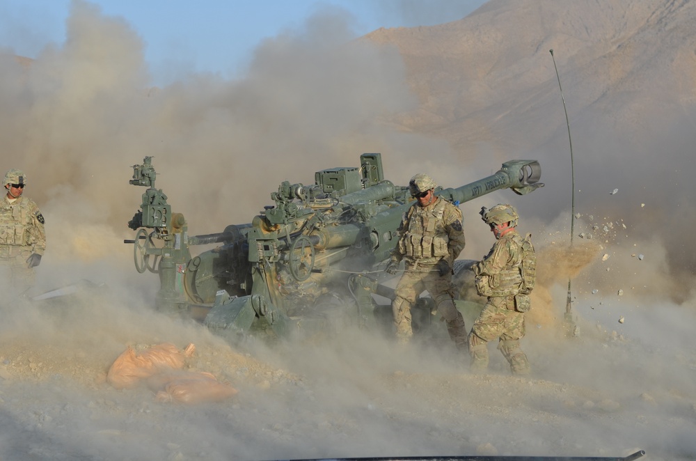Red Lion soldiers fire M-777s at FOB Al Masaak