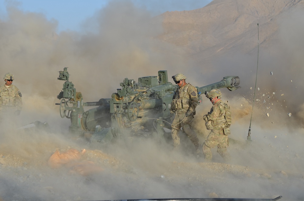Red Lion soldiers fire M-777s at FOB Al Masaak